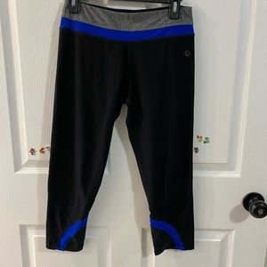 Women’s size S active capris